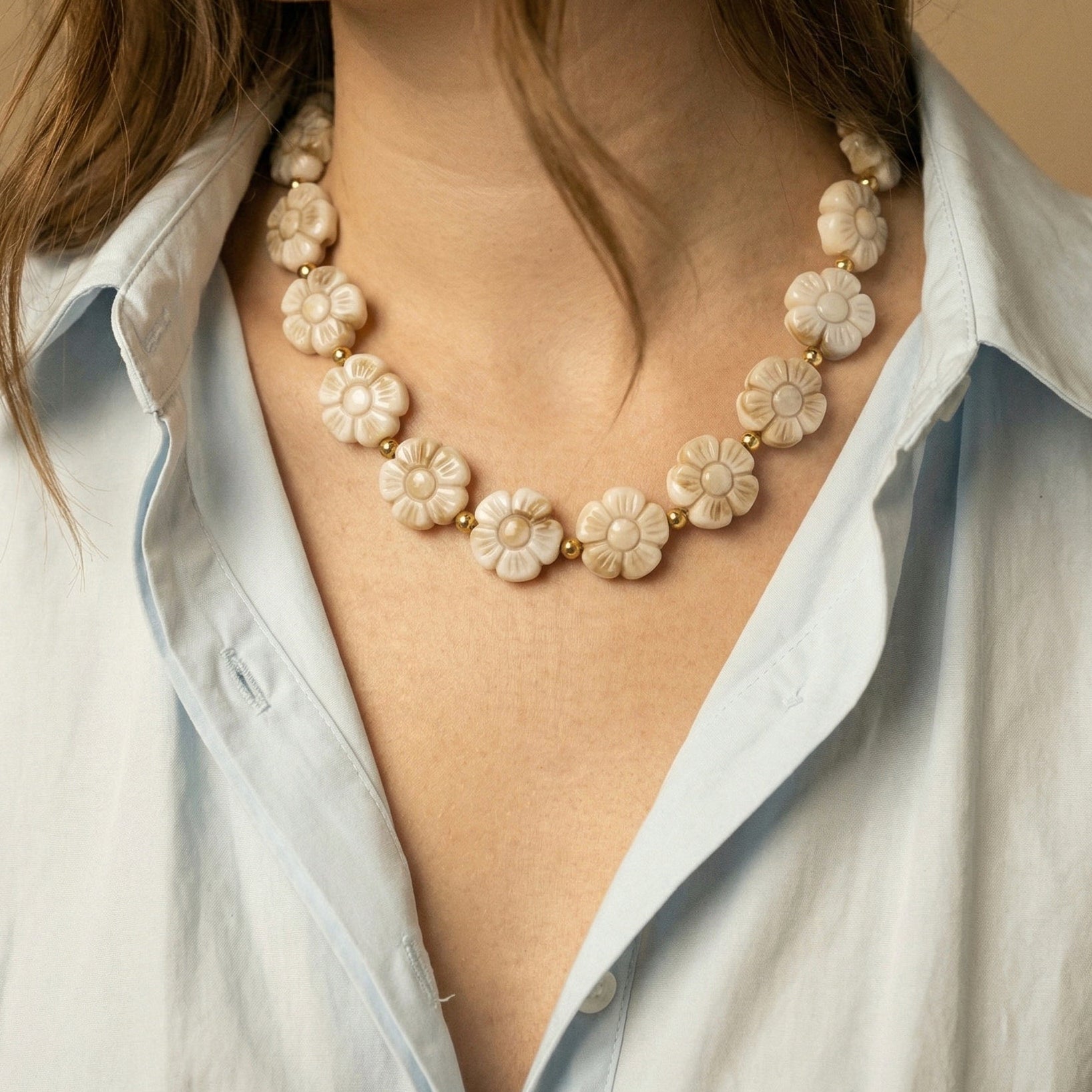 Collier perles résine fleur - beige