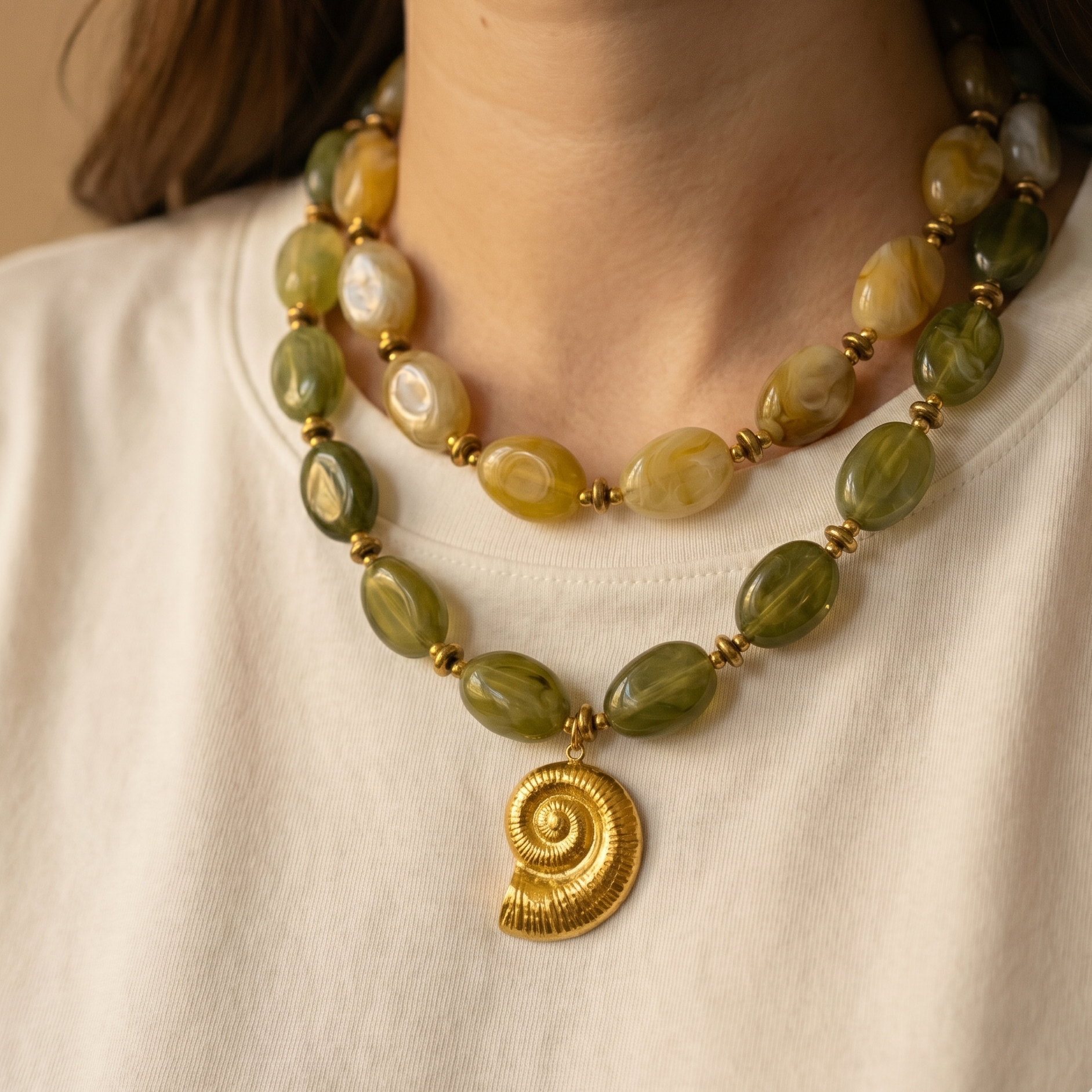 collier perles résine breloque