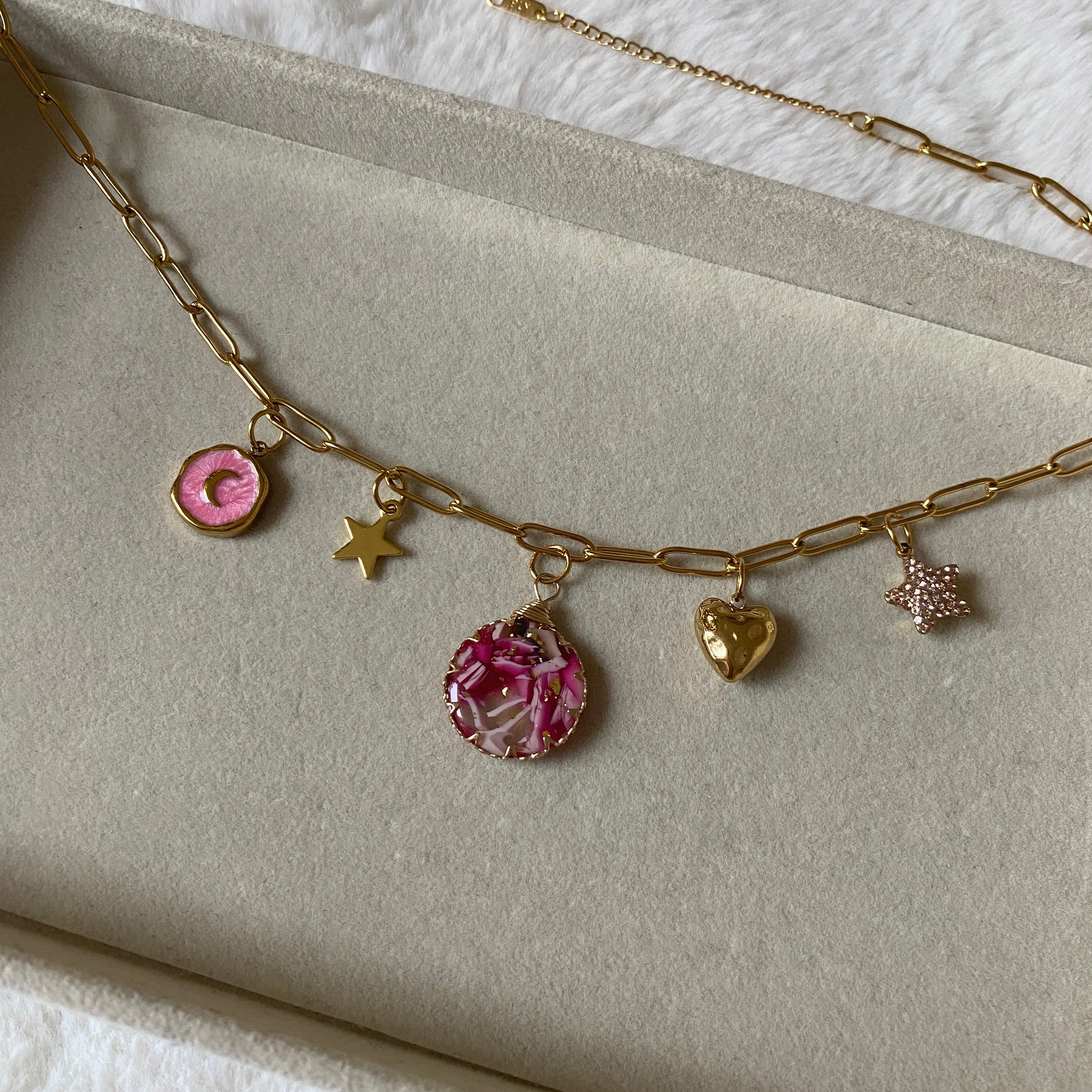 collier charms rosa